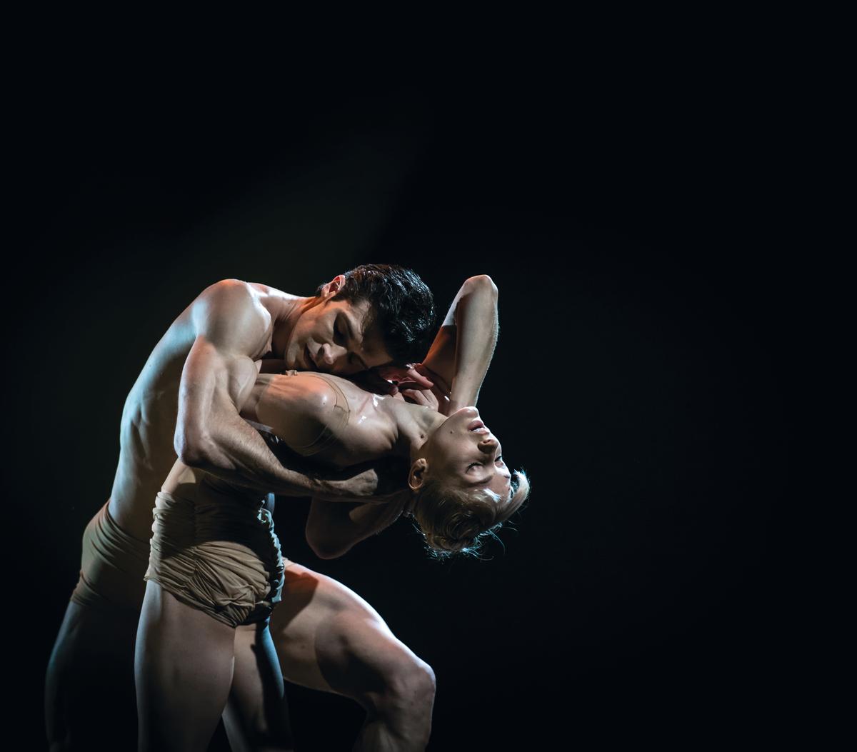Roberto Bolle, il libro, il ritorno a Milano con OnDance e la voglia di non fermarsi mai: “Io e la danza fuori dai teatri, che bello stupire gli snob”