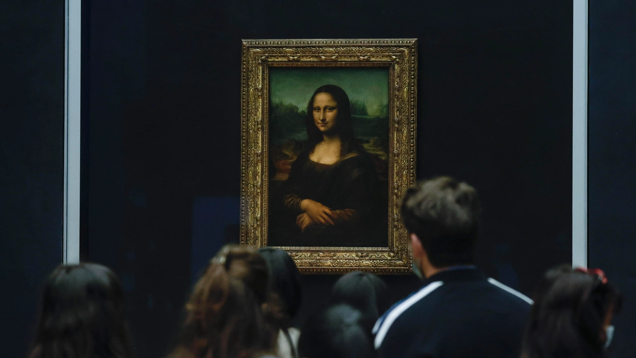 La Gioconda di Leonardo Da Vinci in esposizione al museo del Louvre a Parigi La Gioconda di Leonardo Da Vinci in esposizione al museo del Louvre a Parigi