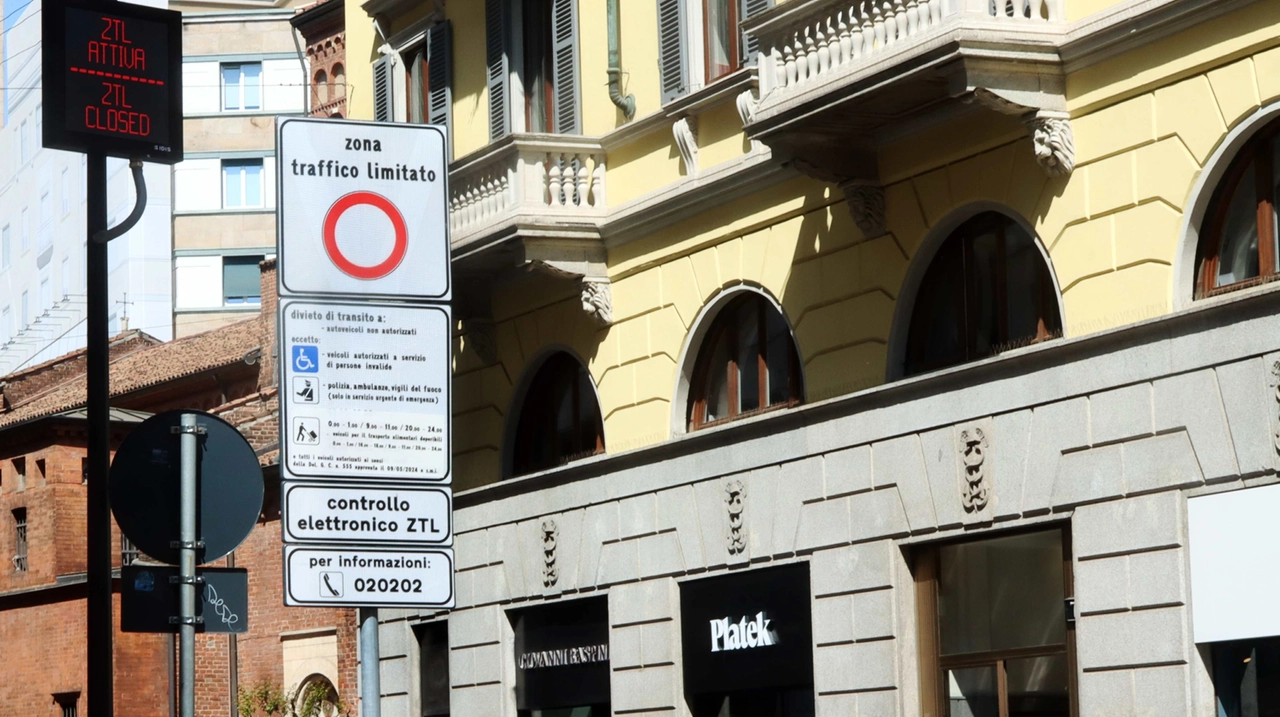 Un cartello di ztl a Milano Un cartello di ztl a Milano