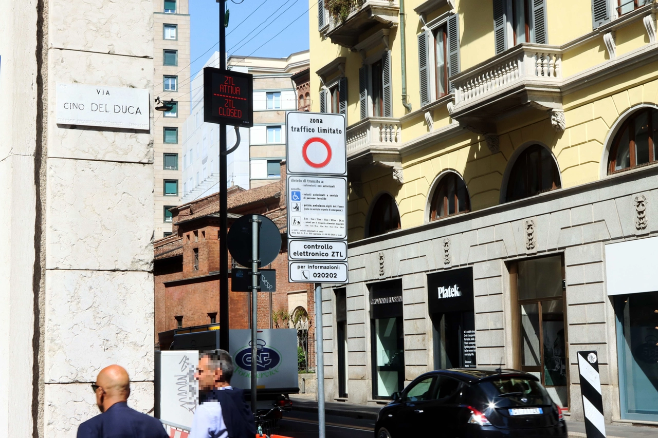 Milano 12052025 Ztl attiva da oggi telecamere e controlli ai varchi del quadrilatero da parte della della Polizia Locale in area Montenapoleone angolo Via Manzoni Porta Venezia Monforte Bigli  foto ANSA Paolo Salmoirago