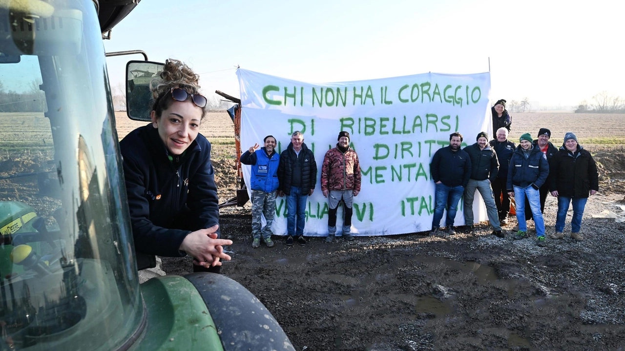 Dal presidio si invitano i Comuni a farsi promotori di politiche a sostegno dell’agricoltura e della pesca chiedendo misure concrete Dal presidio si invitano i Comuni a farsi promotori di politiche a sostegno dell’agricoltura e della pesca chiedendo misure concrete