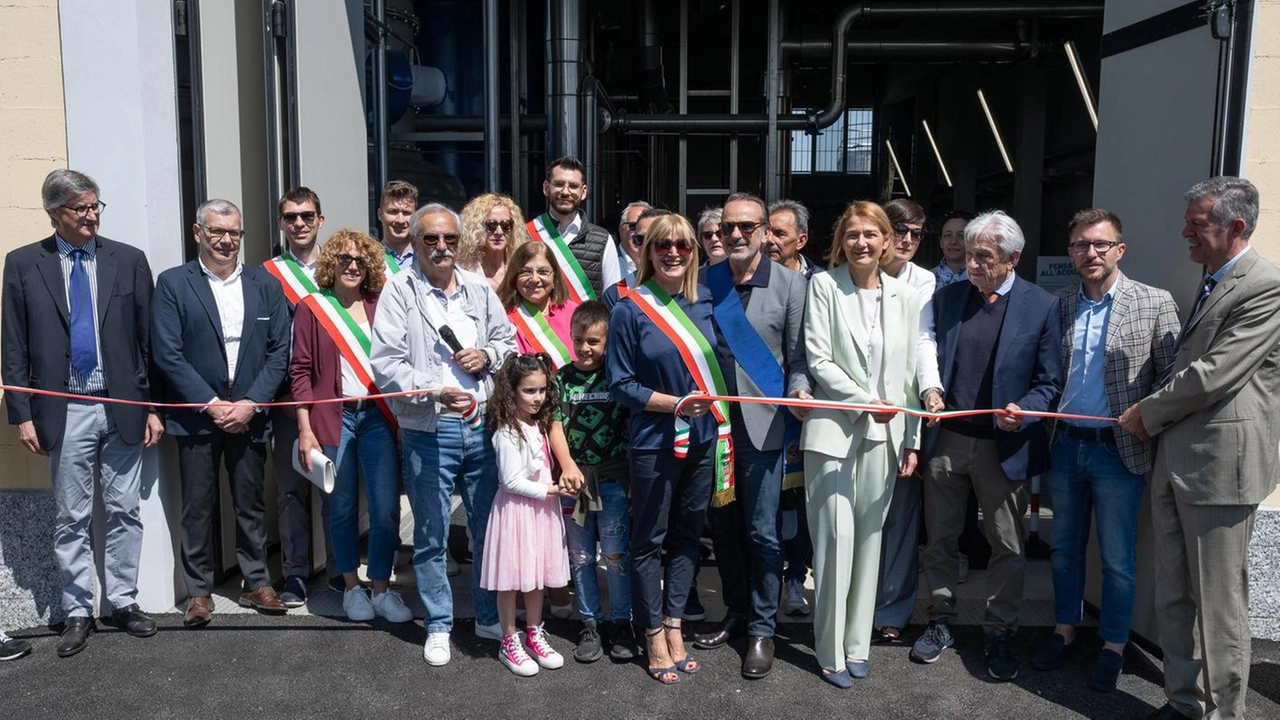 Il taglio del nastro della nuova centrale dell’acqua da parte delle autorità L’intervento promosso dalla società Sal che gestisce il ciclo idrico nel territorio era stato avviato nel 2022 e si è concluso in questi primi mesi del 2025 Il taglio del nastro della nuova centrale dell’acqua da parte delle autorità L’intervento promosso dalla società Sal che gestisce il ciclo idrico nel territorio era stato avviato nel 2022 e si è concluso in questi primi mesi del 2025