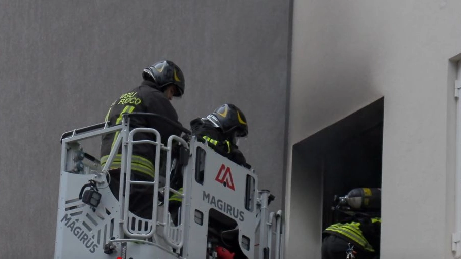 Incendio in un appartamento di una palazzina in via Don Grazioli (Frame video Local Team)