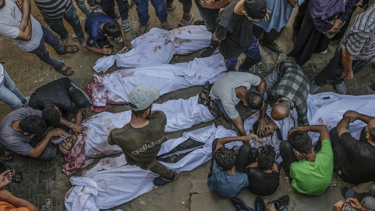 Dall'alba più di 30 persone, tra cui bambini, sono state uccise dagli attacchi israeliani in tutta Gaza. Lo scrive Al... Dall'alba più di 30 persone, tra cui bambini, sono state uccise dagli attacchi israeliani in tutta Gaza. Lo scrive Al...
