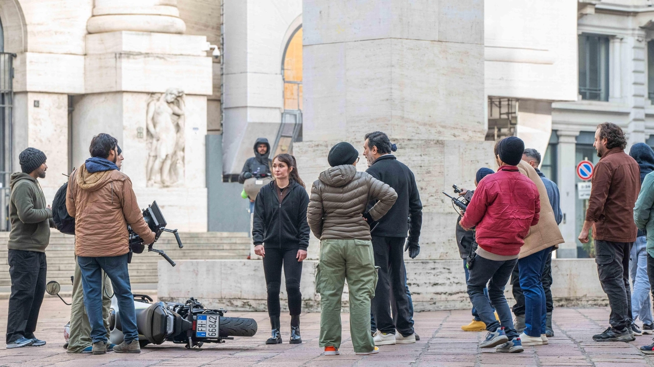 La Piazza degli Affari a Milano diventa set cinematografico per una serie indiana di successo, simbolo di collaborazione tra Italia e India nel mondo del cinema.