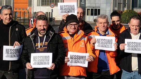 Secondo sciopero alla Hydro di Ornago contro i licenziamenti comunicati a Natale. Due gli impiegati messi alla porta dalla multinazionale... Secondo sciopero alla Hydro di Ornago contro i licenziamenti comunicati a Natale. Due gli impiegati messi alla porta dalla multinazionale...