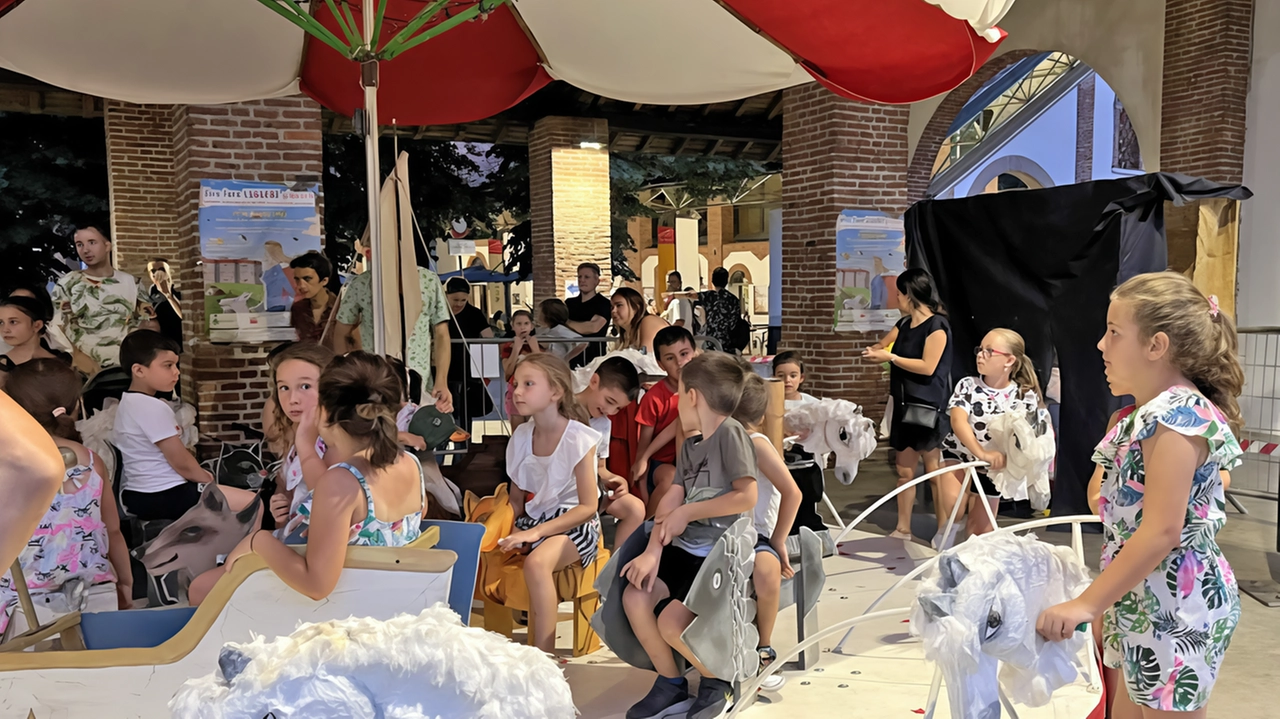 La Notte bianca del commercio a Quinto Stampi offre intrattenimento per tutta la famiglia con musica dal vivo, street food e negozi aperti. Un evento promosso per sostenere le attività commerciali locali. La Notte bianca del commercio a Quinto Stampi offre intrattenimento per tutta la famiglia con musica dal vivo, street food e negozi aperti. Un evento promosso per sostenere le attività commerciali locali.