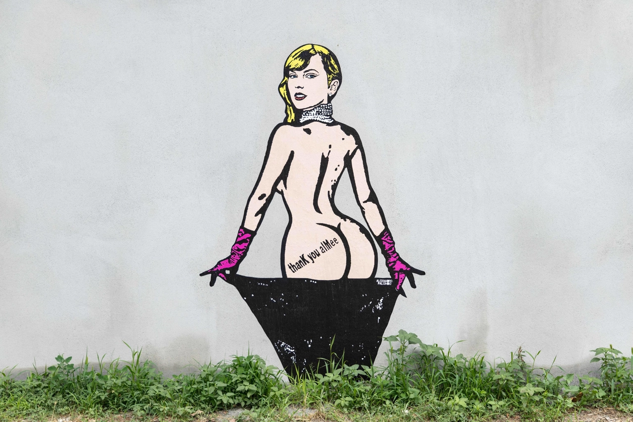 Taylor Swift nei "panni" di Kim Kardashian in un murale apparso davanti allo stadio