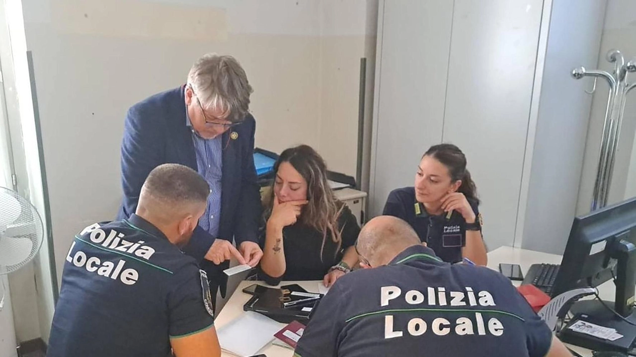 Agenti di polizia locale di Rho istruiti su riconoscimento documenti falsi dal commissario Capsoni di Milano. Priorità per il comando: individuare irregolarità. Agenti di polizia locale di Rho istruiti su riconoscimento documenti falsi dal commissario Capsoni di Milano. Priorità per il comando: individuare irregolarità.