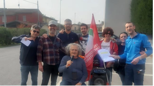 Alcuni dei lavoratori con il sindacalista Gianfranco Bignamini della sigla Fisi cui inizialmente si erano rivolti Alcuni dei lavoratori con il sindacalista Gianfranco Bignamini della sigla Fisi cui inizialmente si erano rivolti