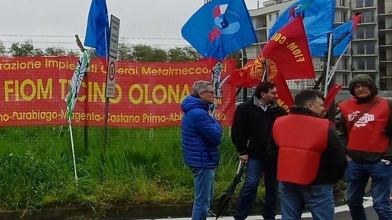Ieri mattina gli operai metalmeccanici si sono schierati con decisione e senza esitazioni davanti alla storica azienda Leonardo di Nerviano,... Ieri mattina gli operai metalmeccanici si sono schierati con decisione e senza esitazioni davanti alla storica azienda Leonardo di Nerviano,...
