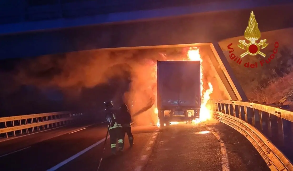 Casteggio, camion in fiamme all’alba sulla A21: lavori (e code) fino al primo pomeriggio