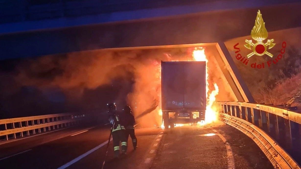 I pompieri e il camion incendiatosi sulla A21