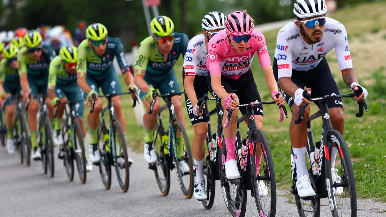 Giro d'Italia, i corridori durante una delle tappe del 2024