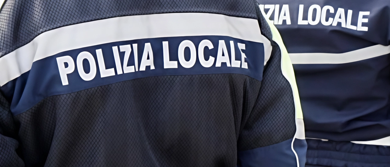 Ferita dopo una frenata sul pullman, si scopre che è irregolare: denunciata