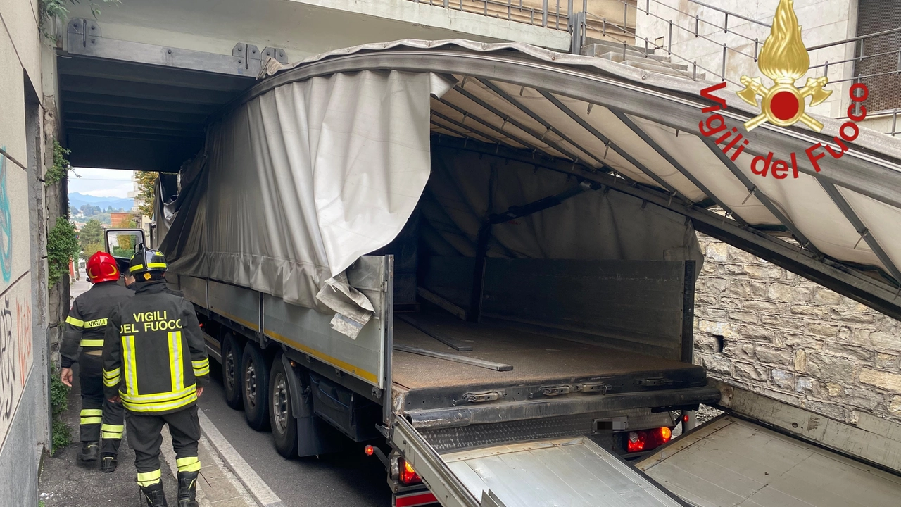 Il camion incastrato a Cantù Il camion incastrato a Cantù
