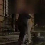 Il frame della scazzottata di piazzale Baiamonti fra un tassista e un noleggiatore