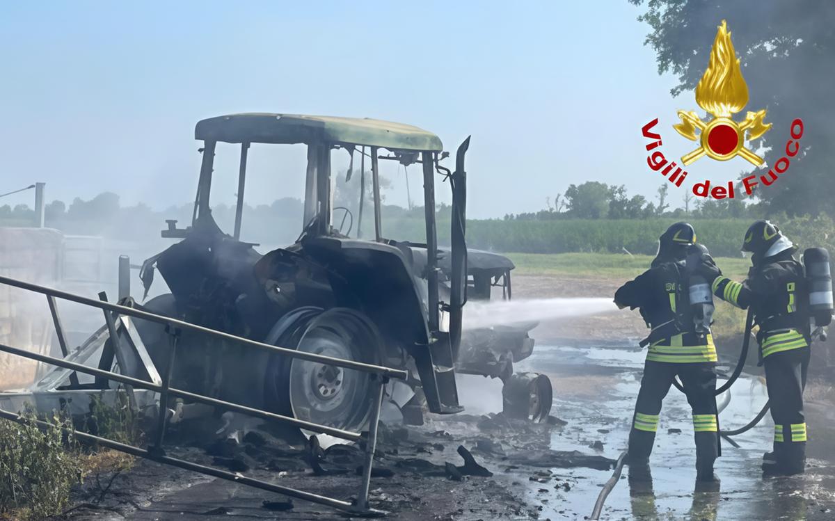 Trattore prende improvvisamene fuoco: paura a San Martino in Strada Trattore prende improvvisamene fuoco: paura a San Martino in Strada