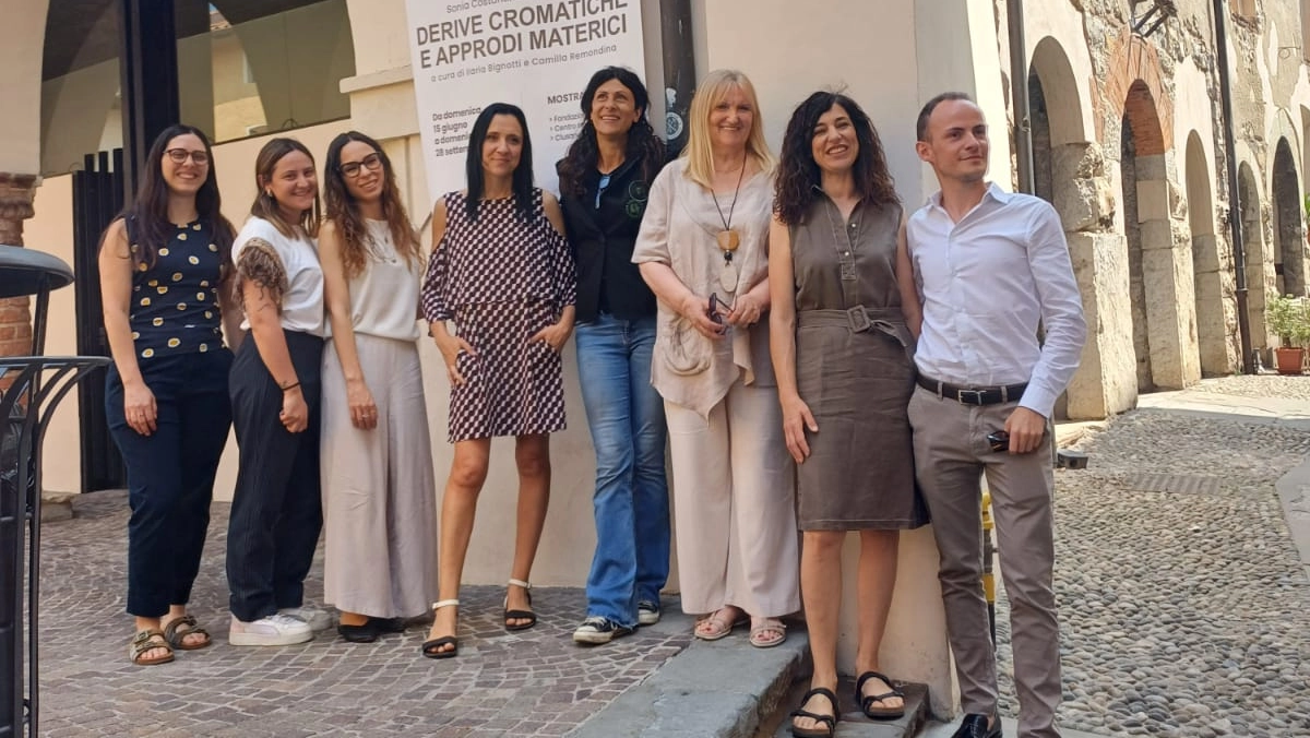 Le autrici della mostra con lo staff di Arsenale e il cda