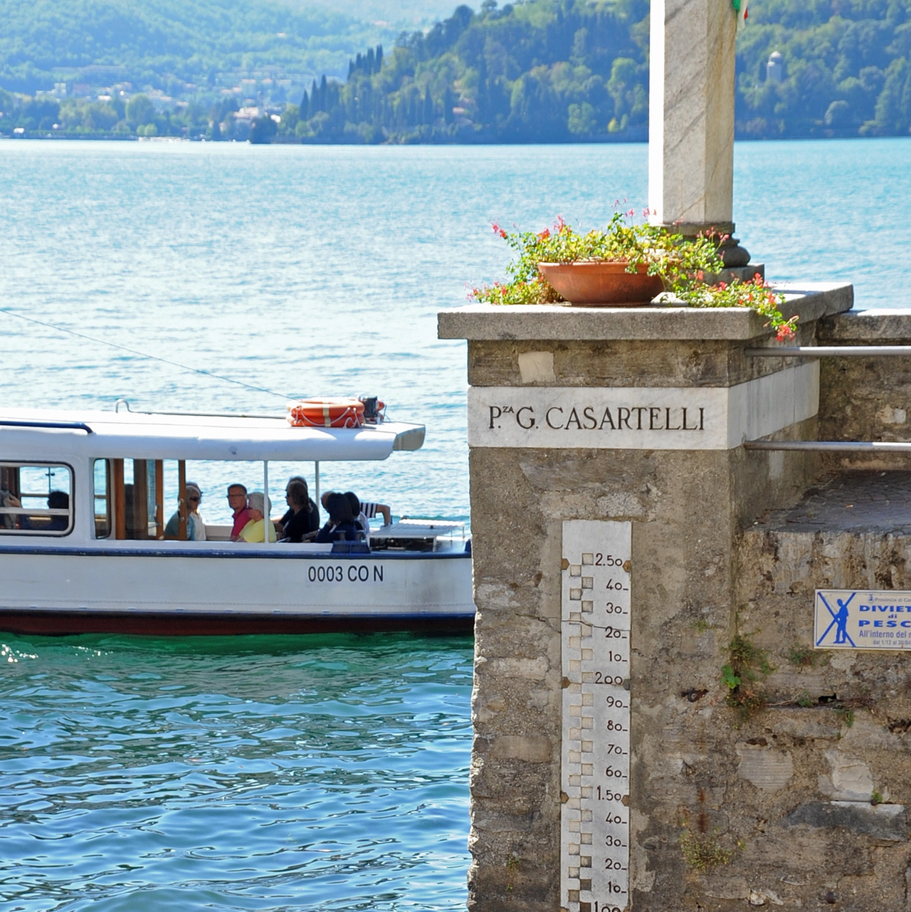 L’idrometro nel porticciolo di Torno  in provincia di Como