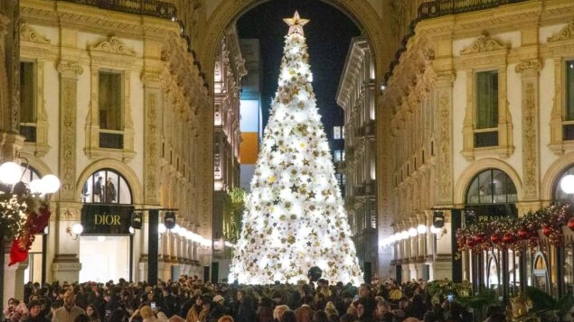 La Galleria con l'albero di Natale griffato Dior La Galleria con l'albero di Natale griffato Dior