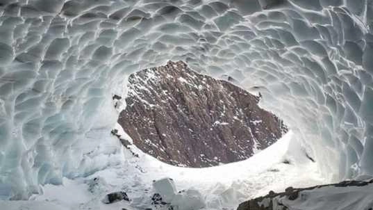 “Roccia Neve Ghiaccio“, affascinante percorso fotografico alla Pieve di Urago Mella. Tra le foto in mostra anche quella della grotta glaciale scoperta sul pizzo Redorta. “Roccia Neve Ghiaccio“, affascinante percorso fotografico alla Pieve di Urago Mella. Tra le foto in mostra anche quella della grotta glaciale scoperta sul pizzo Redorta.