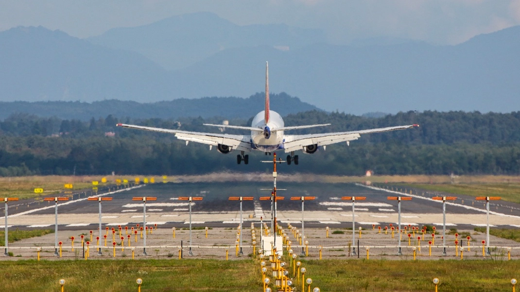 Un aereo in decollo dall'aeroporto di Milano Malpensa