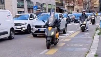 Via Alserio, la rivolta dei ciclisti: “Basta moto sulla pista protetta. Così i “furbetti“ evitano le code” Via Alserio, la rivolta dei ciclisti: “Basta moto sulla pista protetta. Così i “furbetti“ evitano le code”