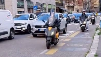 Un fotogramma dei video di ciclisti esasperati. Tre scooter percorrono in contemporanea la ciclabile Un fotogramma dei video di ciclisti esasperati. Tre scooter percorrono in contemporanea la ciclabile