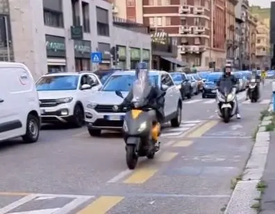Via Alserio, la rivolta dei ciclisti: “Basta moto sulla pista protetta. Così i “furbetti“ evitano le code”