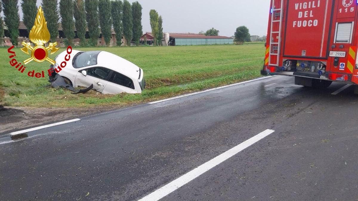 Casalmaiocco, perde controllo dell’auto e finisce dritto in un fossato: ferito un 71enne Casalmaiocco, perde controllo dell’auto e finisce dritto in un fossato: ferito un 71enne