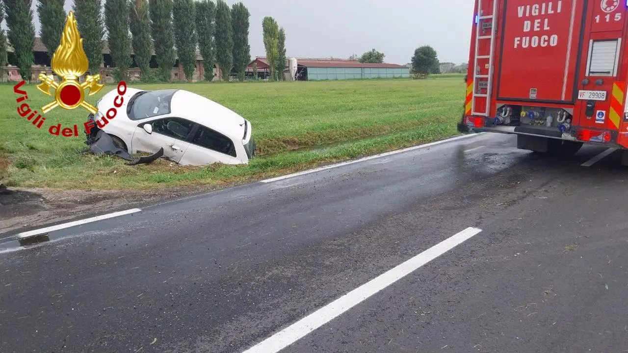 Casalmaiocco, perde controllo dell’auto e finisce dritto in un fossato: ferito un 71enne