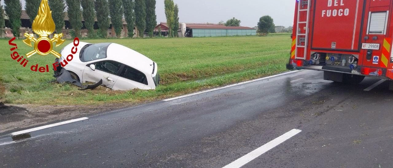 Casalmaiocco, perde controllo dell’auto e finisce dritto in un fossato: ferito un 71enne