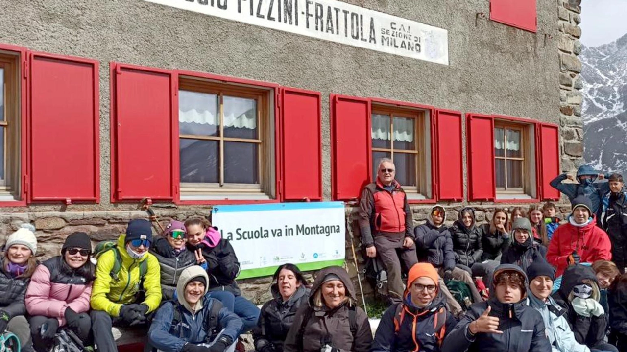 Sondrio, l’iniziativa del Cai ha coinvolto 44 studenti valtellinesi e del Parmense "I ragazzi hanno potuto toccare con mano i cambiamenti climatici in atto". Sondrio, l’iniziativa del Cai ha coinvolto 44 studenti valtellinesi e del Parmense "I ragazzi hanno potuto toccare con mano i cambiamenti climatici in atto".