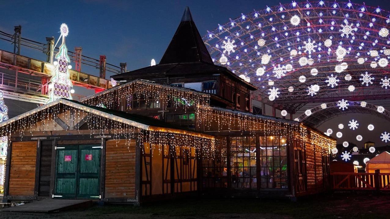 Gli show, la casa di babbo Natale, le luci e i colori: l’anno scorso sono stati venduti 90mila biglietti Gli show, la casa di babbo Natale, le luci e i colori: l’anno scorso sono stati venduti 90mila biglietti