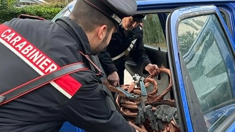 (DIRE) Napoli, 3 mar. - I carabinieri della Stazione di Baia Domizia (Ce), nella tarda serata di ieri, nel corso di un servizio di controllo del territorio, hanno arrestato a Cellole un ventisettenne e di un ventiduenne, entrambi romeni, ritenuti responsabili di furto aggravato in concorso e resistenza a pubblico ufficiale. I due, si legge in una nota dell'Arma, "sono stati intercettati dai militari mentre sfrecciavano, a velocità sostenuta, lungo la strada statale domiziana, agro del comune di Cellole, a bordo dell'autovettura di proprietà di uno dei due. Il conducente, all'invito ad accostare e fermarsi ha accelerato repentinamente la marcia innescando un inseguimento che si è concluso pochi chilometri più avanti con il fermo dei fuggitivi, avvenuto anche grazie al supporto della pattuglia del Nucleo Operativo e Radiomobile della Compagnia di Sessa Aurunca (Ce) in transito su quell'arteria stradale". La successiva perquisizione del veicolo ha permesso di rinvenire, "nella disponibilità degli arrestati", vari arnesi da scasso e 200 kg di rame, risultati "asportati poco prima in Baia Domizia presso il locale depuratore comunale". La refurtiva è stata sequestrata mentre i due ventenni sono stati trattenuti presso le camere di sicurezza dell'Arma a disposizione della competente autorità giudiziaria. (Com/Gup/ Dire) 14:59 03-03-2 (DIRE) Napoli, 3 mar. - I carabinieri della Stazione di Baia Domizia (Ce), nella tarda serata di ieri, nel corso di un servizio di controllo del territorio, hanno arrestato a Cellole un ventisettenne e di un ventiduenne, entrambi romeni, ritenuti responsabili di furto aggravato in concorso e resistenza a pubblico ufficiale. I due, si legge in una nota dell'Arma, "sono stati intercettati dai militari mentre sfrecciavano, a velocità sostenuta, lungo la strada statale domiziana, agro del comune di Cellole, a bordo dell'autovettura di proprietà di uno dei due. Il conducente, all'invito ad accostare e fermarsi ha accelerato repentinamente la marcia innescando un inseguimento che si è concluso pochi chilometri più avanti con il fermo dei fuggitivi, avvenuto anche grazie al supporto della pattuglia del Nucleo Operativo e Radiomobile della Compagnia di Sessa Aurunca (Ce) in transito su quell'arteria stradale". La successiva perquisizione del veicolo ha permesso di rinvenire, "nella disponibilità degli arrestati", vari arnesi da scasso e 200 kg di rame, risultati "asportati poco prima in Baia Domizia presso il locale depuratore comunale". La refurtiva è stata sequestrata mentre i due ventenni sono stati trattenuti presso le camere di sicurezza dell'Arma a disposizione della competente autorità giudiziaria. (Com/Gup/ Dire) 14:59 03-03-2