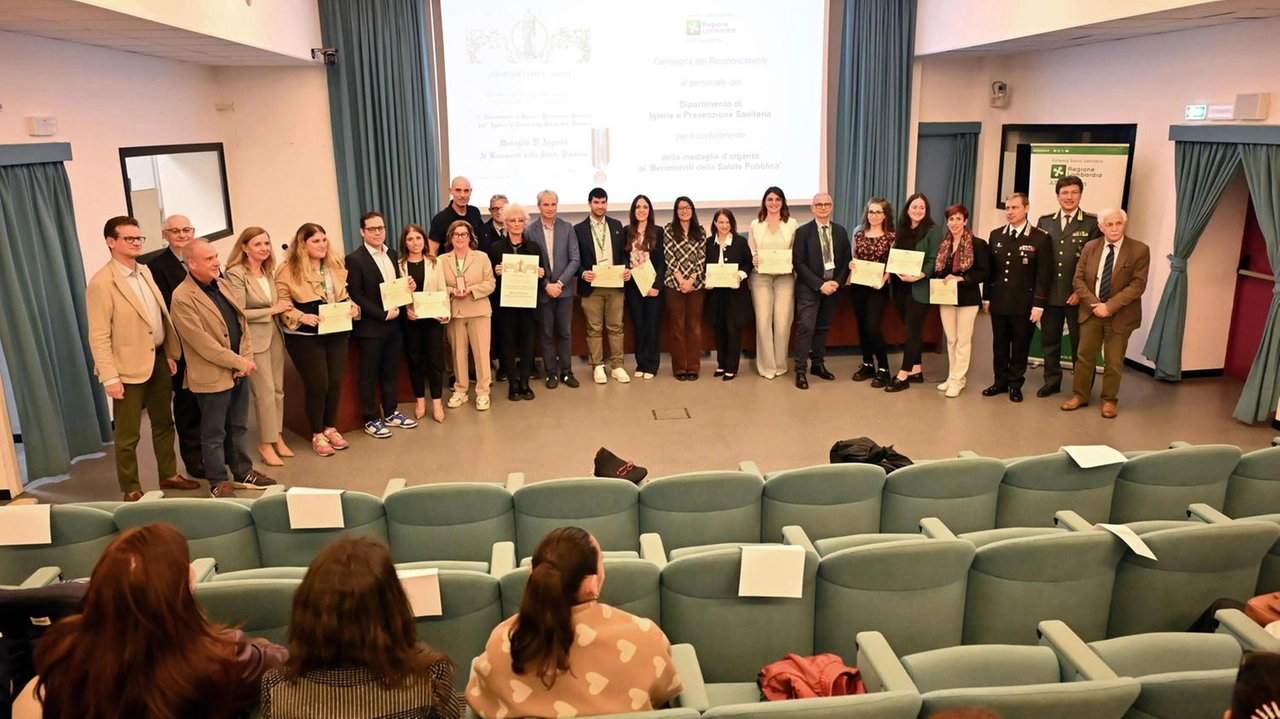 Consegna di riconoscimenti al personale e inaugurazione di un nuovo laboratorio: pomeriggio pieno ieri per Ats Insubria. Il... Consegna di riconoscimenti al personale e inaugurazione di un nuovo laboratorio: pomeriggio pieno ieri per Ats Insubria. Il...