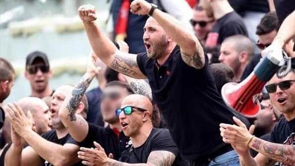 Domenico ’Mimmo‘ Vottari (foto sopra), Giuseppe Calabrò alias ’Dutturicchiu‘ (foto sotto). A destra, Luca Lucci e Christian Rosiello nella Curva Sud milanista