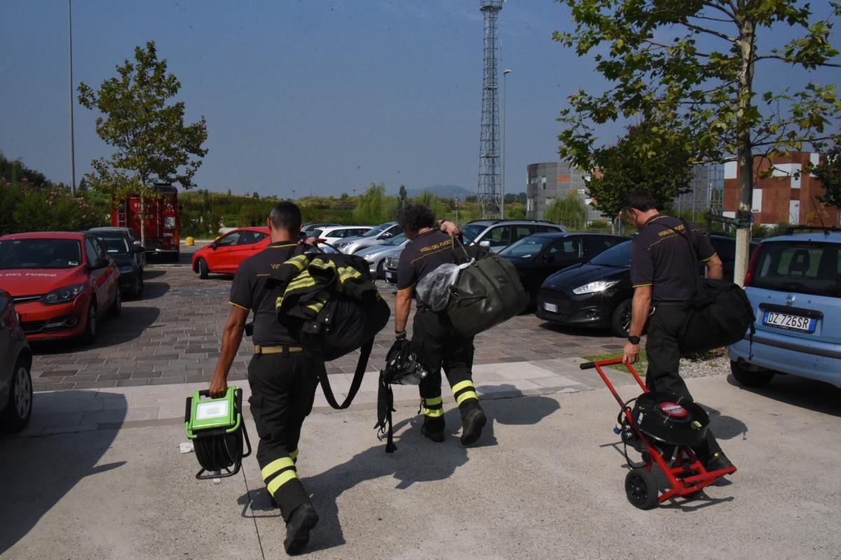 Ghisalba, scoppia incendio sul tetto della piscina: 50 persone evacuate, alta colonna di fumo
