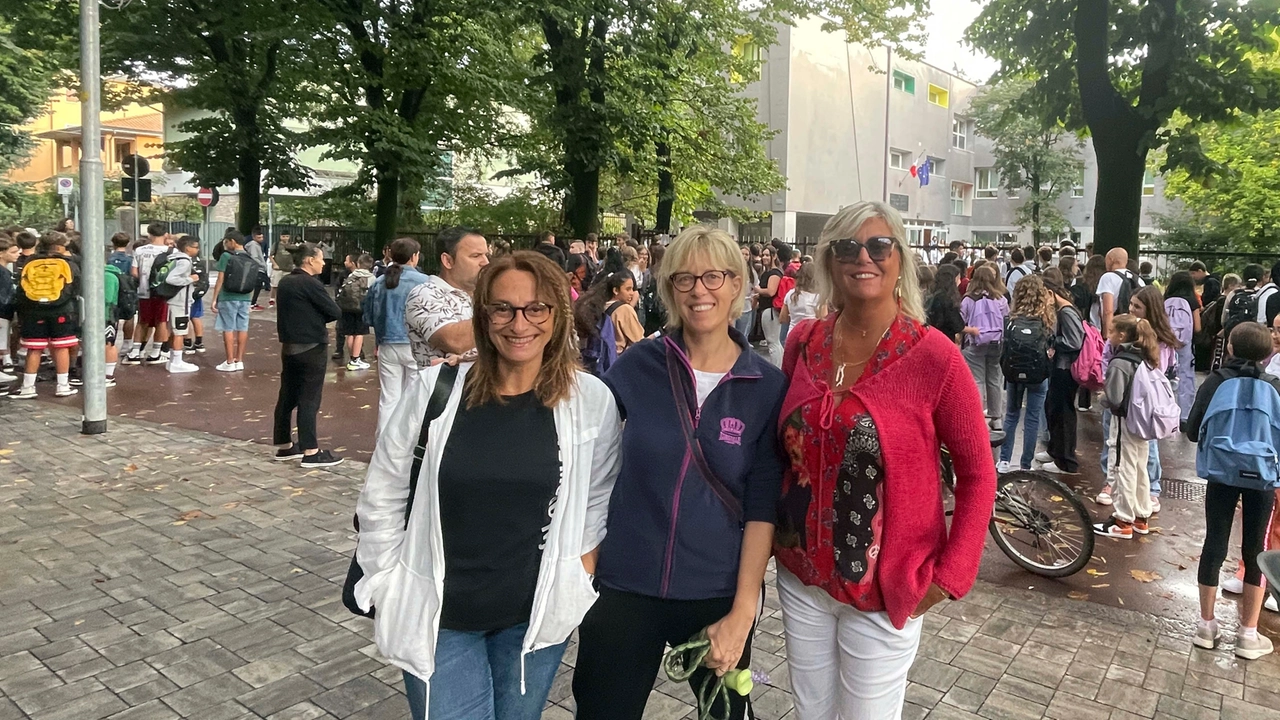 In alto, da sinistra: l’assessore alla Scuola Rosetta Stavola l’ex presidente dell’associazione genitori Daniela Frassone e Simona Merisi attuale presidente Aps Genitori In alto, da sinistra: l’assessore alla Scuola Rosetta Stavola l’ex presidente dell’associazione genitori Daniela Frassone e Simona Merisi attuale presidente Aps Genitori