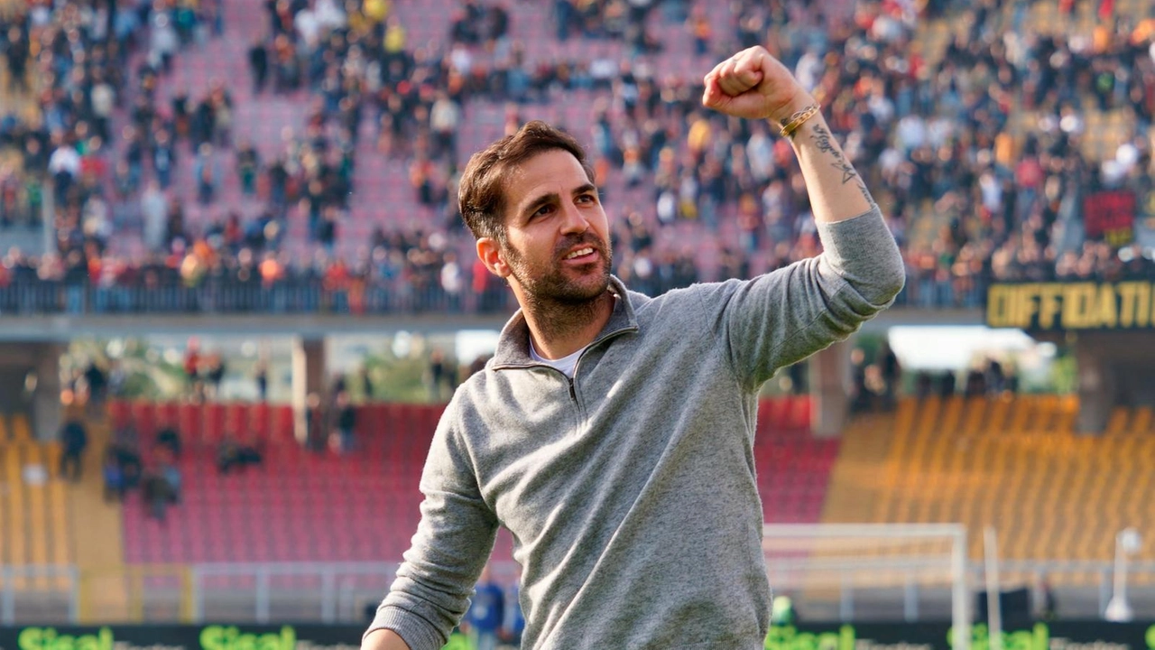 Cesc Fabregas festeggia dopo la netta vittoria di sabato in casa del Lecce