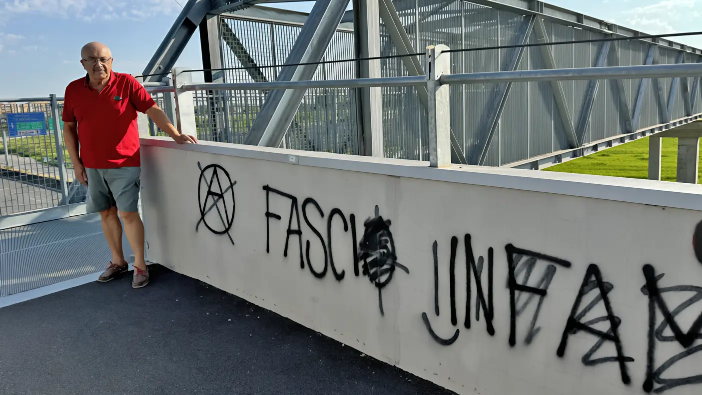Scritte con lo spray e travi abbattute. Vandalizzato il ponte ciclopedonale