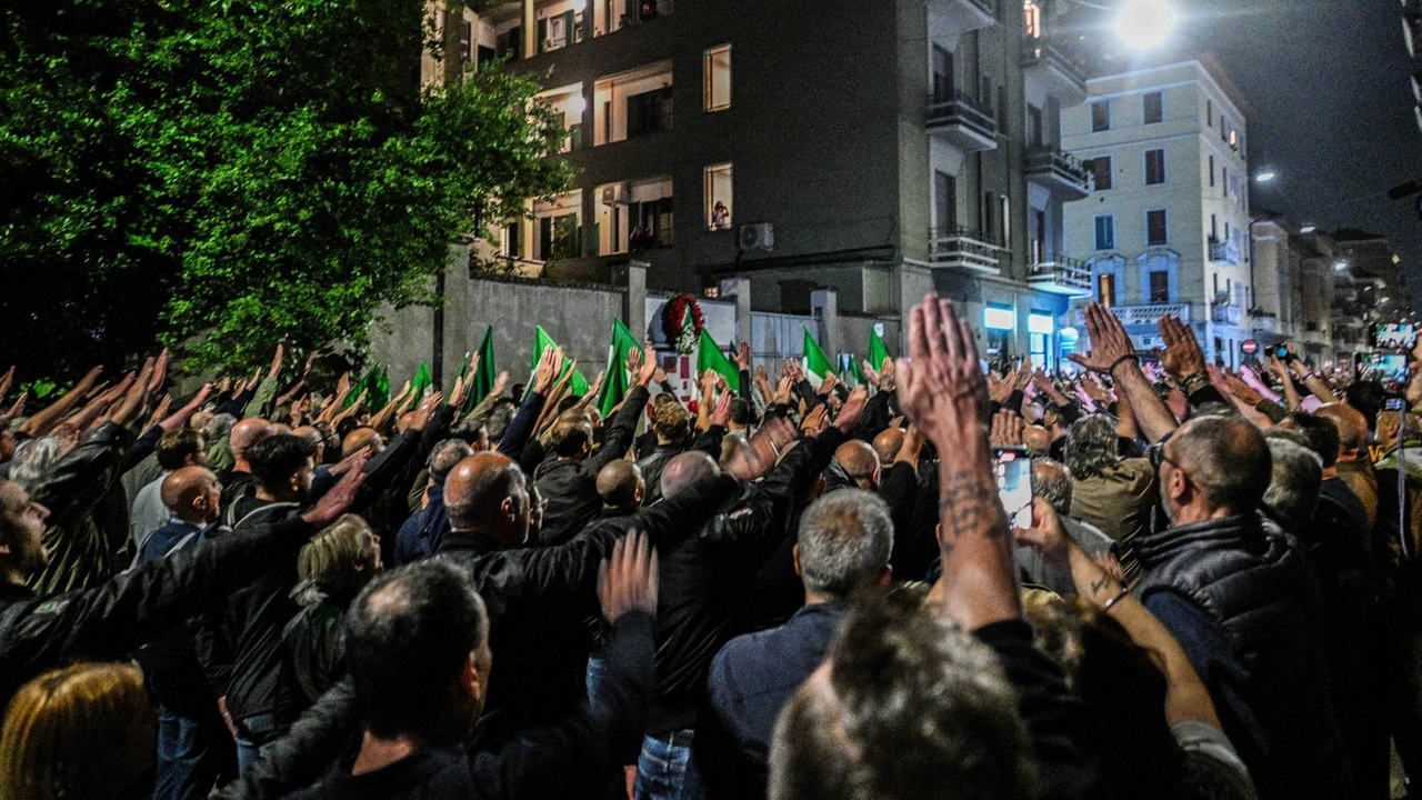 Il saluto fascista davanti al luogo dell'agguato a Ramelli, 29 aprile 2025 Il saluto fascista davanti al luogo dell'agguato a Ramelli, 29 aprile 2025