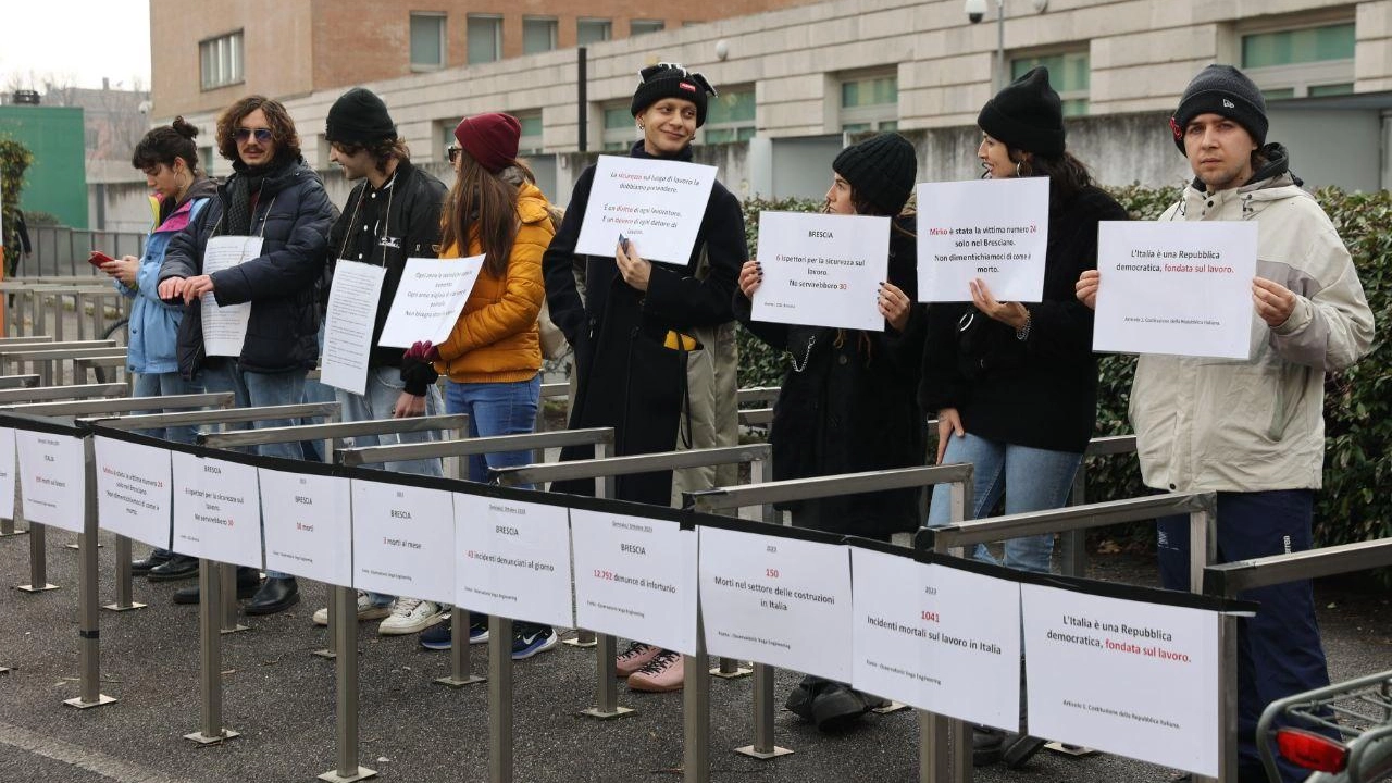 Il presidio contro le morti sul lavoro organizzato dalla famiglia di Mirko Serpelloni, l’operaio morto nel 2023 Il presidio contro le morti sul lavoro organizzato dalla famiglia di Mirko Serpelloni, l’operaio morto nel 2023