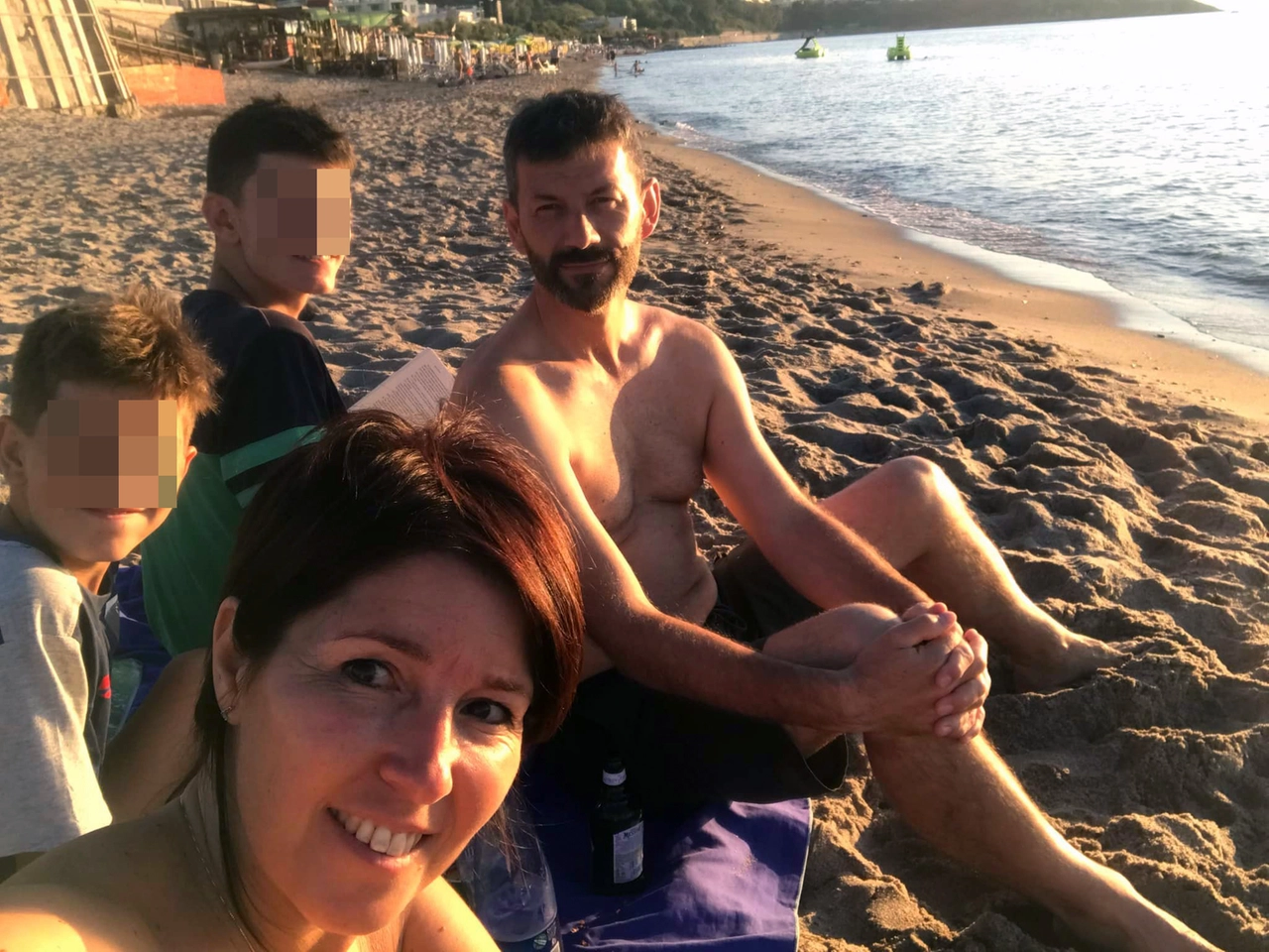 La famiglia sterminata e Riccardo, l'assassino (secondo da sinistra con il volto criptato)
