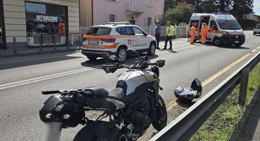 Incidente a Calco, motociclista travolge un pedone: “Erano due maschere di sangue”