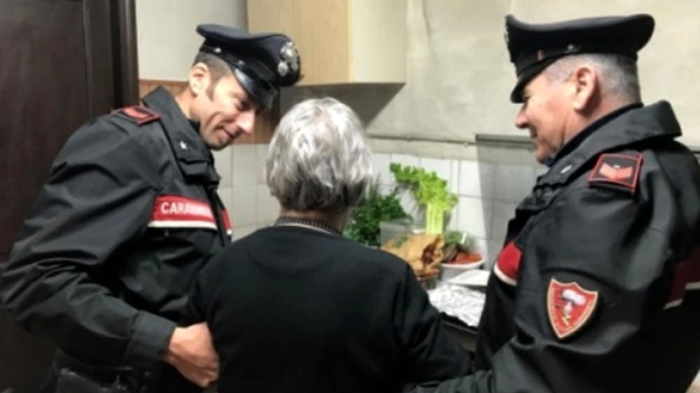Carabinieri in azione dopo la truffa a un'anziana (Foto generica) Carabinieri in azione dopo la truffa a un'anziana (Foto generica)