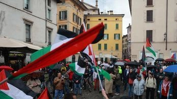 Circa trecento persone al presidio di solidarietà organizzato dal coordinamento per la Palestina bresciano, dopo gli attacchi di sabato notte...