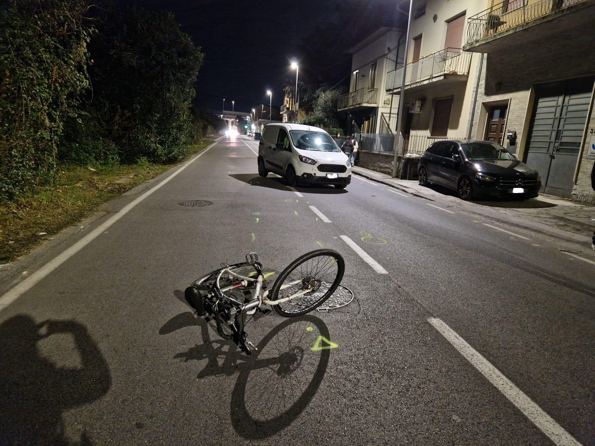 Travolto e ucciso da un’auto pirata. Il giovane alla guida si pente e va in caserma insieme al padre Travolto e ucciso da un’auto pirata. Il giovane alla guida si pente e va in caserma insieme al padre
