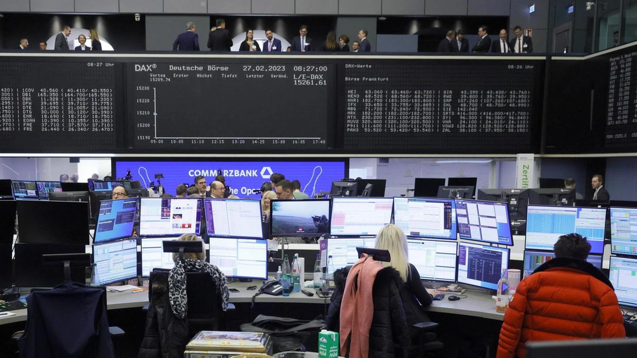 Francoforte -1,12%, Parigi -0,76%